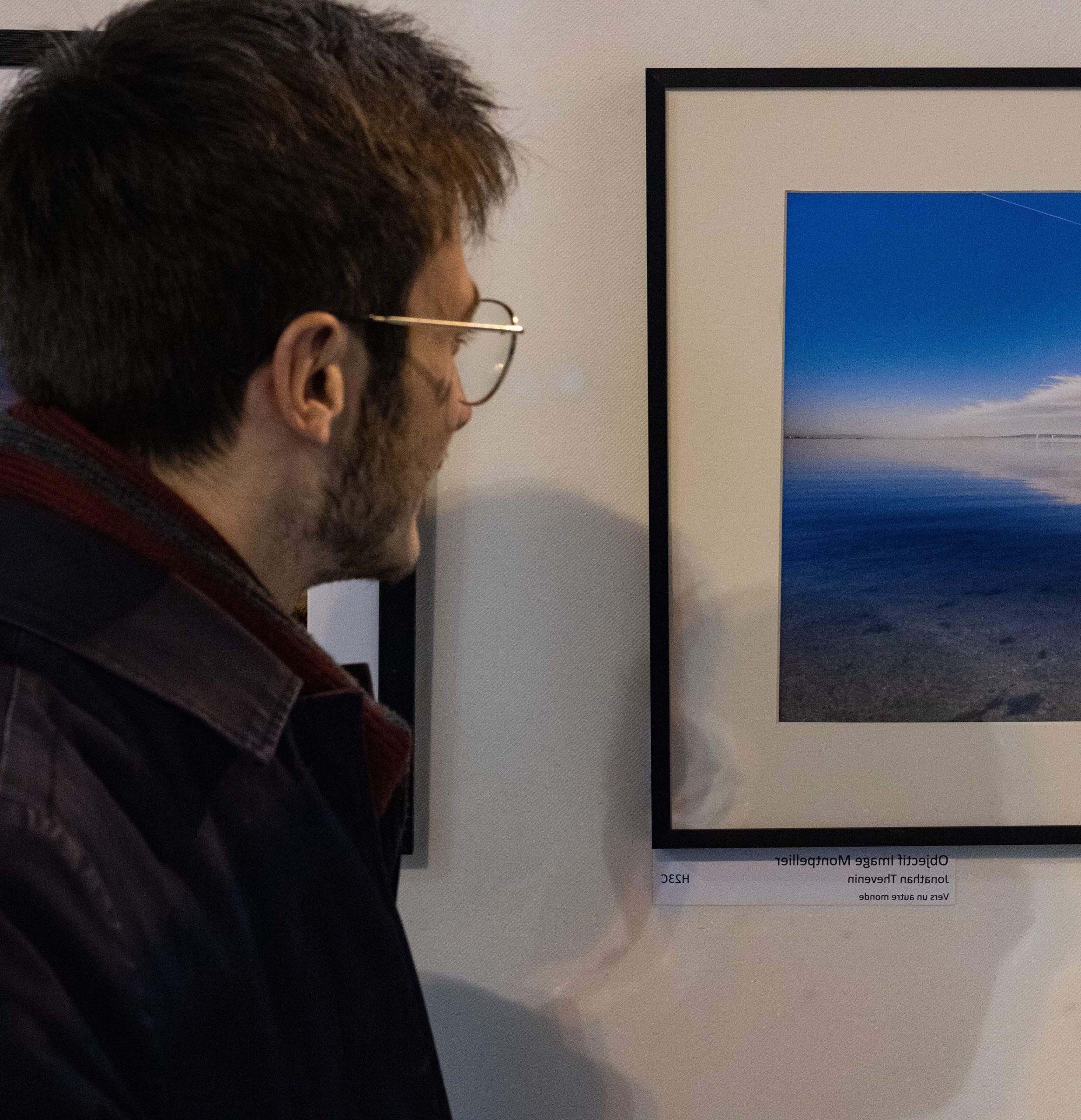 Photographe Montpellier de dos devant une photo Photographe Montpellier Jonathane Thevenin